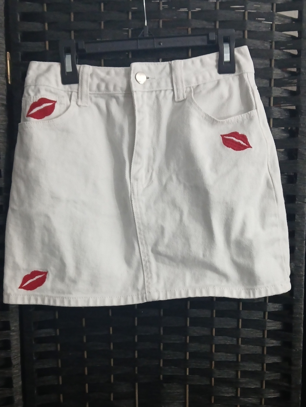 Forever 21 White Denim Skirt Red Lip Embroidery Juniors SZ S